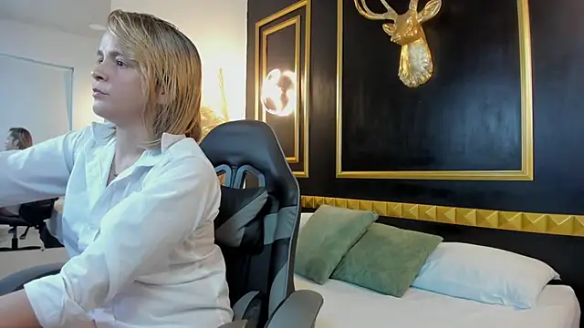 laia hatman online show from February 5, 3:00 am