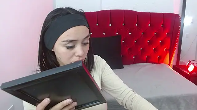 Snapshot of sofiaspring chatting on June 17, 3:46 pm sofiaspring online show from June 17, 3:46 pm