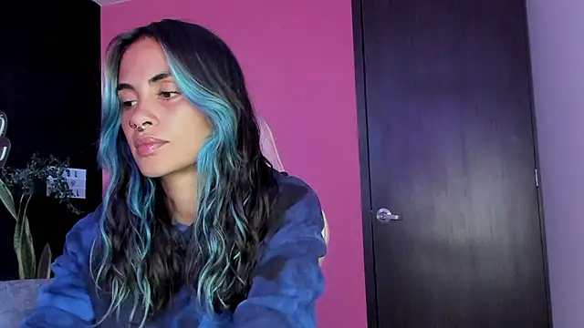 Snapshot of azula_lillet chatting on February 4, 10:04 pm azula lillet online show from February 4, 10:04 pm