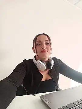 Snapshot of Alejandra_N chatting on June 10, 1:21 pm Alejandra N online show from June 10, 1:21 pm