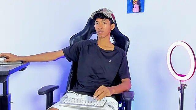 Snapshot of neitan_miller_ chatting on June 4, 1:39 pm neitan miller online show from June 4, 1:39 pm