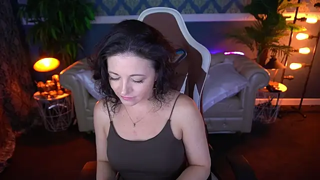 Snapshot of Dafni_Monn chatting on June 18, 5:51 am Dafni Monn online show from June 18, 5:51 am