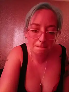 Snapshot of mommamilf69 chatting on January 9, 10:29 am mommamilf69 online show from January 9, 10:29 am