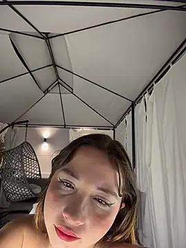 Snapshot of AliciaWhite_nt chatting on May 24, 1:43 am AliciaWhite nt online show from May 24, 1:43 am