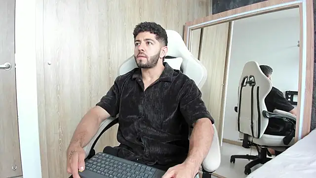 Snapshot of Thiago_moretti chatting on July 20, 10:23 pm Thiago moretti online show from July 20, 10:23 pm