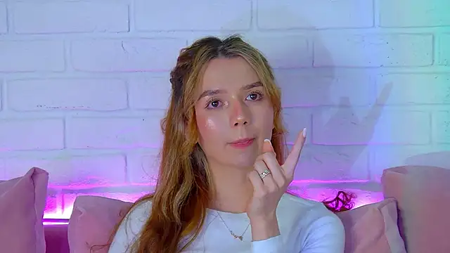 Snapshot of VanessaVienne chatting on February 19, 4:19 am VanessaVienne online show from February 19, 4:19 am