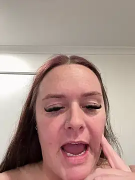 Snapshot of carinabro10 chatting on May 16, 10:36 am carinabro10 online show from May 16, 10:36 am
