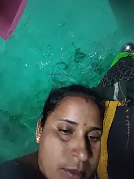 Snapshot of Reena_lodha chatting on May 16, 3:33 pm Reena lodha online show from May 16, 3:33 pm
