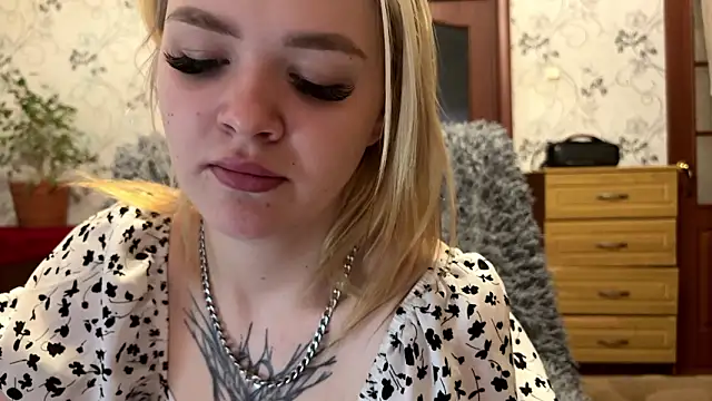 Snapshot of MichaelaStruckhoff chatting on February 4, 5:13 am MichaelaStruckhoff online show from February 4, 5:13 am