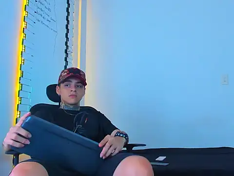 Snapshot of Thomas-Wil chatting on February 3, 6:40 am Thomas-Wil online show from February 3, 6:40 am