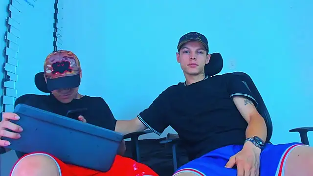 Snapshot of Thomas-Wil chatting on February 28, 7:48 pm Thomas-Wil online show from February 28, 7:48 pm