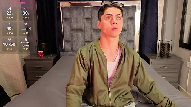 Snapshot of LeoMonnroe chatting on July 8, 7:40 pm LeoMonnroe online show from July 8, 7:40 pm