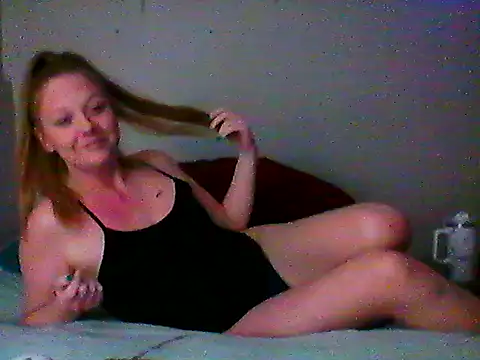 Snapshot of tinytiff33 chatting on January 14, 2:17 am tinytiff33 online show from January 14, 2:17 am
