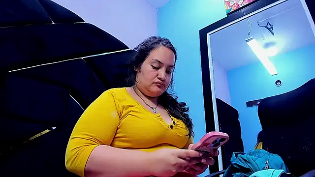 Snapshot of MiaRouss69 chatting on May 8, 10:20 am MiaRouss69 online show from May 8, 10:20 am