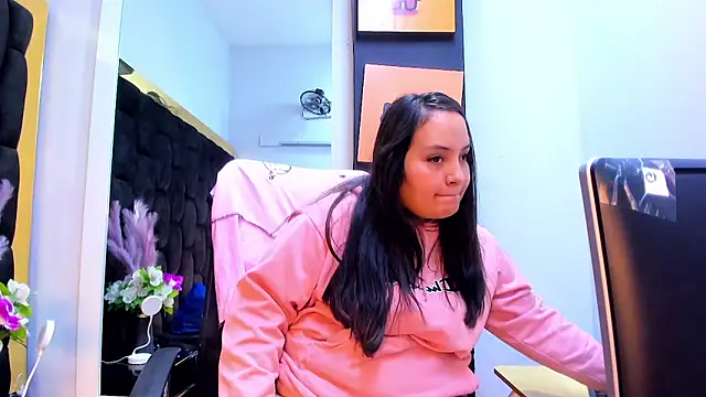 MiaRouss69 online show from June 21, 2:47 am