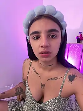 Snapshot of Abriil_cutee chatting on June 25, 12:20 pm Abriil cutee online show from June 25, 12:20 pm