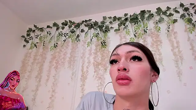 lizz lunna online show from May 5, 11:24 pm