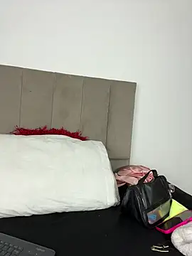 Snapshot of LeslyCooper1 chatting on February 11, 7:19 pm LeslyCooper1 online show from February 11, 7:19 pm