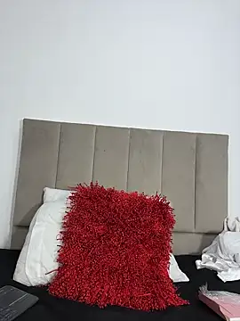 Snapshot of LeslyCooper1 chatting on February 13, 7:10 pm LeslyCooper1 online show from February 13, 7:10 pm