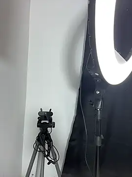 Snapshot of LeslyCooper1 chatting on February 14, 7:32 pm LeslyCooper1 online show from February 14, 7:32 pm