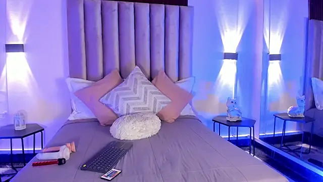 Isis Moon online show from July 29, 9:02 pm