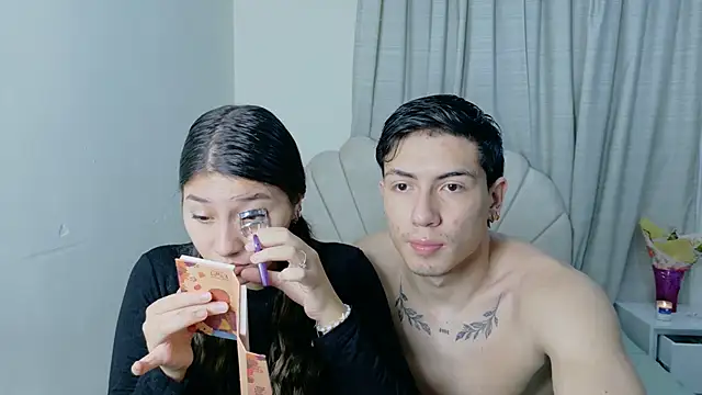 Snapshot of ScarlettAndLucas chatting on May 28, 11:35 pm ScarlettAndLucas online show from May 28, 11:35 pm