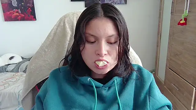 Snapshot of yessica_gomez01 chatting on May 18, 9:42 pm yessica gomez01 online show from May 18, 9:42 pm
