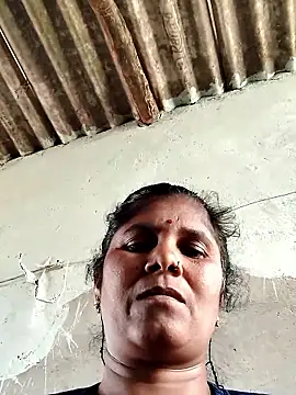 Snapshot of Hot_di97 chatting on June 1, 8:49 am Hot di97 online show from June 1, 8:49 am