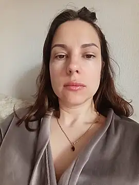 Snapshot of She-Moon chatting on May 18, 5:35 am She-Moon online show from May 18, 5:35 am
