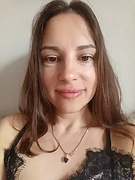 Snapshot of She-Moon chatting on June 4, 5:46 am She-Moon online show from June 4, 5:46 am