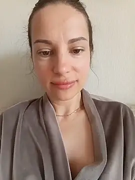Snapshot of She-Moon chatting on June 17, 6:49 am She-Moon online show from June 17, 6:49 am