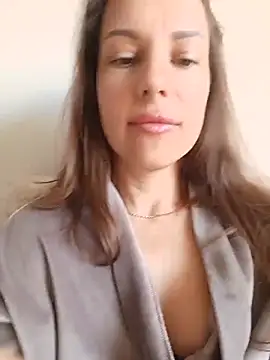 Snapshot of She-Moon chatting on June 27, 6:40 am She-Moon online show from June 27, 6:40 am