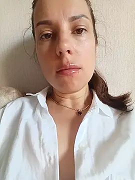 Snapshot of She-Moon chatting on July 2, 5:24 am She-Moon online show from July 2, 5:24 am