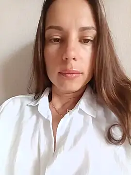 Snapshot of She-Moon chatting on July 4, 5:46 am She-Moon online show from July 4, 5:46 am