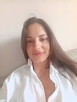 Snapshot of She-Moon chatting on July 6, 6:10 am She-Moon online show from July 6, 6:10 am