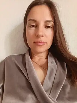 Snapshot of She-Moon chatting on July 10, 5:45 am She-Moon online show from July 10, 5:45 am