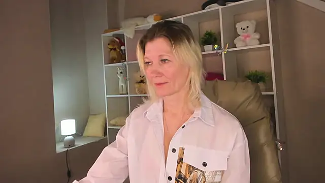 Julie Lucas online show from March 2, 2:58 am