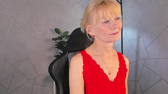 Julie Lucas online show from May 14, 12:06 am