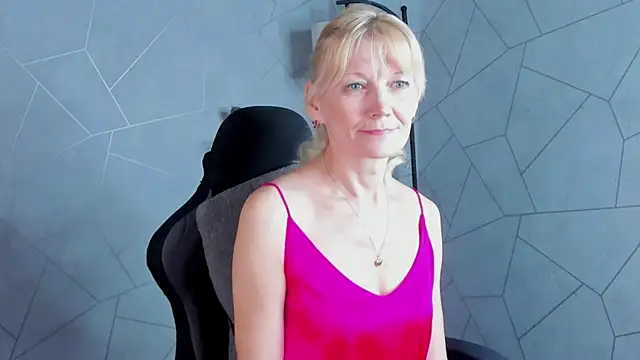 Julie Lucas online show from May 17, 11:56 pm