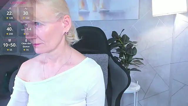 Julie Lucas online show from May 29, 12:08 am