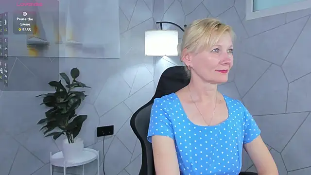 Julie Lucas online show from June 3, 12:24 am