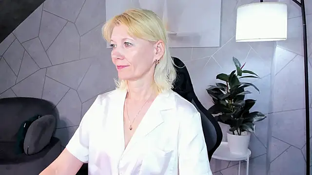 Julie Lucas online show from June 4, 12:05 am