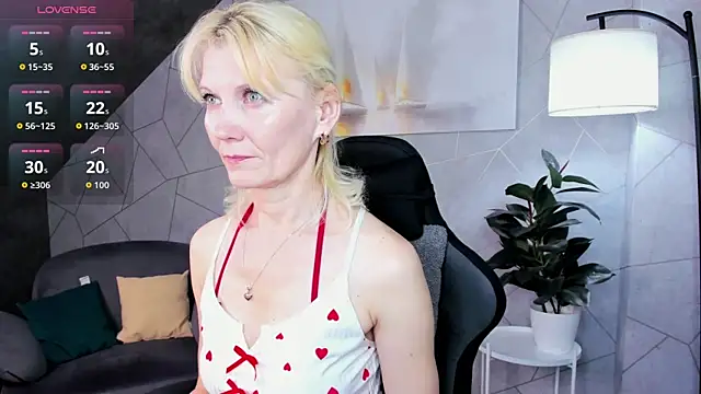 Julie Lucas online show from June 4, 11:55 pm