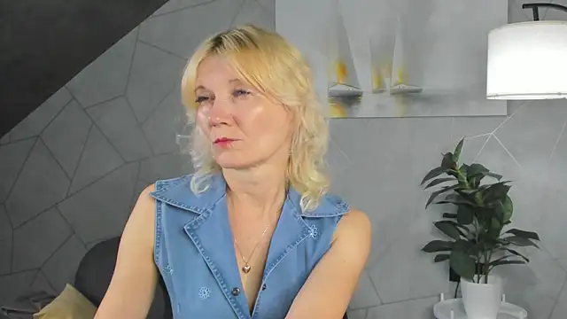Julie Lucas online show from June 25, 12:10 am