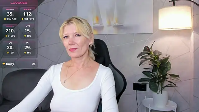 Julie Lucas online show from July 3, 11:44 pm