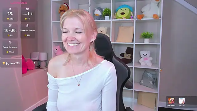 Julie Lucas online show from July 14, 10:21 am