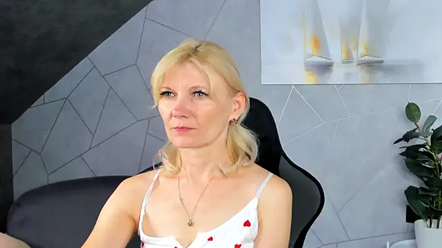 Julie Lucas online show from July 30, 12:42 am