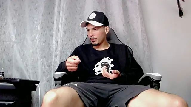 Snapshot of Yankees_xxx chatting on June 11, 3:43 pm Yankees xxx online show from June 11, 3:43 pm