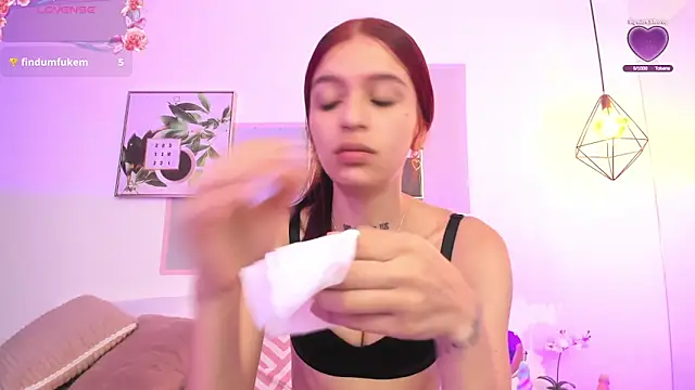 Snapshot of april_jones05 chatting on February 8, 12:52 pm april jones05 online show from February 8, 12:52 pm