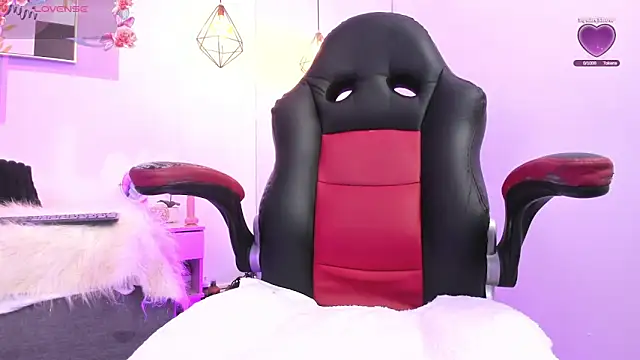 Snapshot of april_jones05 chatting on February 24, 11:19 am april jones05 online show from February 24, 11:19 am